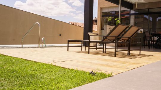 Leżaki aluminiowe sprawdzają się na tarasie i w kawiarnianym ogródku. Oto 3 powody, dla których warto się na nie zdecydować