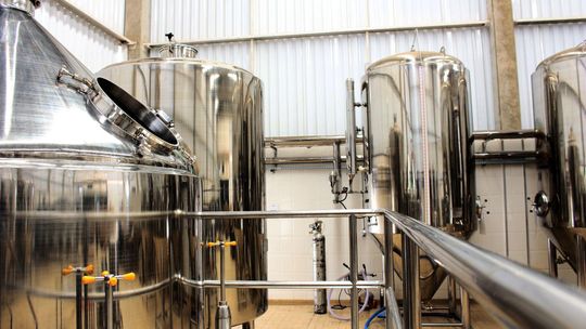 Maszyny do obróbki mięsa – jak usprawniają pracę zakładów produkcyjnych?