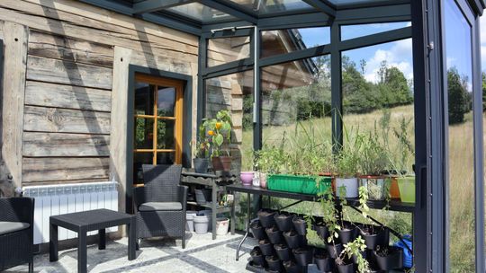 Meble i dodatki do ogrodu zimowego – jak stworzyć przytulne miejsce do relaksu?