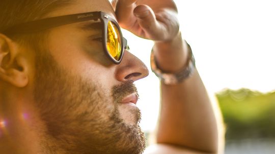Męskie okulary przeciwsłoneczne – ochrona i styl na lato