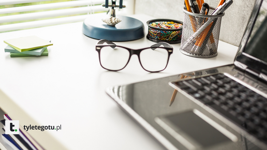 Miejsce pracy perfekcyjne: jak zaaranżować biuro w rogu z pomocą biurek narożnych