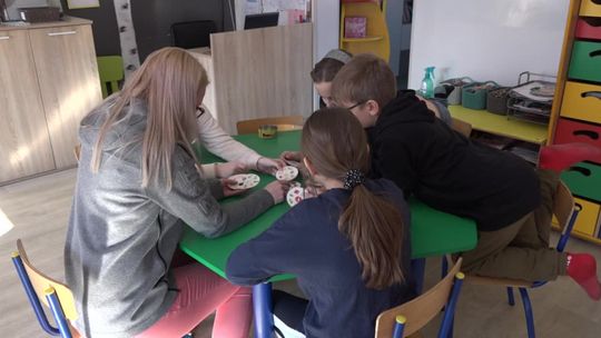 Młodzi uchodźcy idą do szkoły