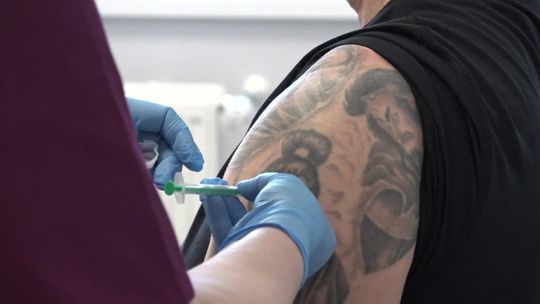 Mur(al)em ze szczepieniami