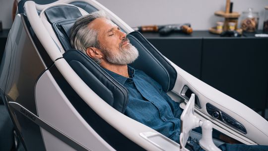 Na co zwrócić uwagę przy wyborze fotela masującego dla seniora?