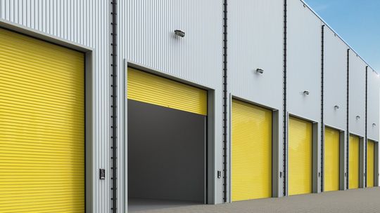 Najczęstsze błędy przy montażu bram przemysłowych, które mogą kosztować życie lub zdrowie pracowników