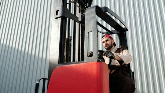 Najczęstsze błędy przy wyborze wózka widłowego – uniknij kosztownych pomyłek!