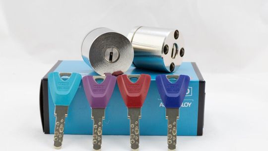 Najlepsze zabezpieczenia domu: Wskazówki, jak dobrać najlepsze zamki do drzwi