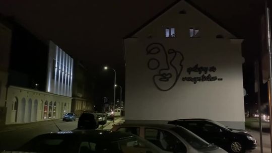 Neon wiedzie do teatru