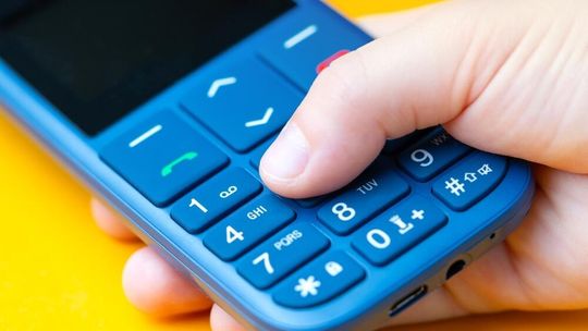 Nie tylko dla seniora: uniwersalność nowoczesnych telefonów