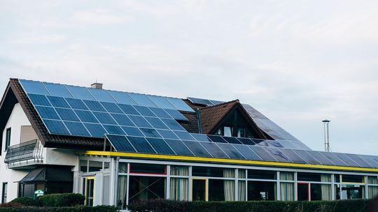 Niezależność energetyczna: Jak działają magazyny energii dla gospodarstw domowych?
