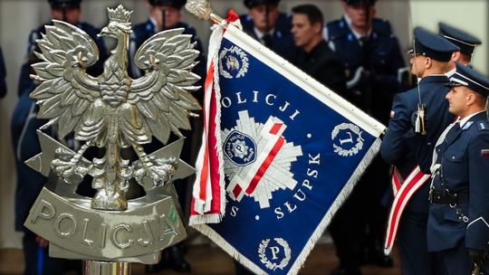 słupscy policjanci niosą nowy sztandar szkoły policji w słupsku