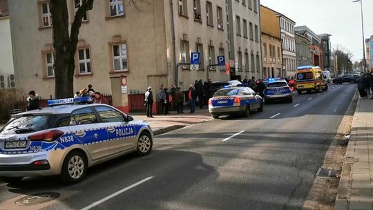 Nożownik dźgnął policjanta