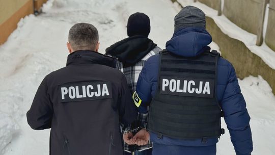 Obnażał się na przystankach, był agresywny wobec policji.