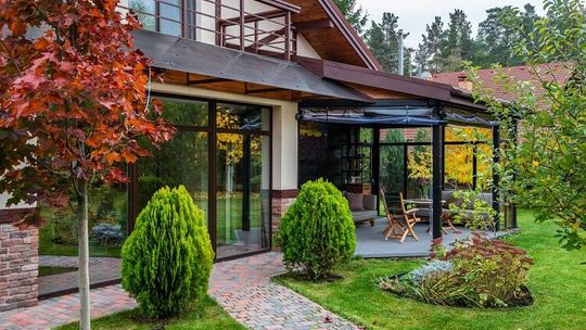 Odpoczynek na tarasie jesienią? Wystarczy odpowiednie zadaszenie. Podpowiadamy, jakie wybrać