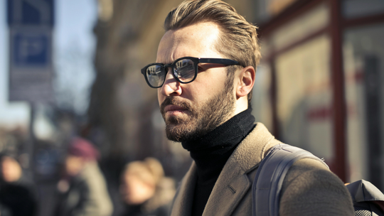 Oprawki z nakładkami przeciwsłonecznymi – praktyczne rozwiązanie dla aktywnych mężczyzn