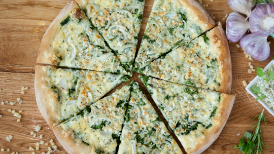 Pizza z dowozem - popularne danie na Cheat Day we Wrocławiu