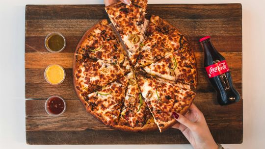 Pizza z sosem czy bez? Oto jak łączyć smaki i skąd wziął się pomysł na sos do pizzy