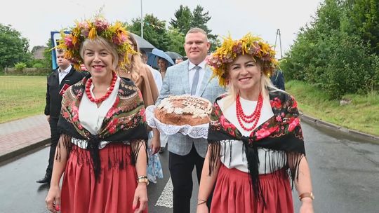 korowód i prezentacja chlebów dożynkowych