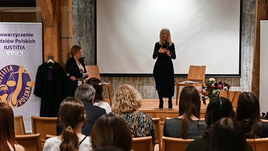 Podnosi prawną świadomość