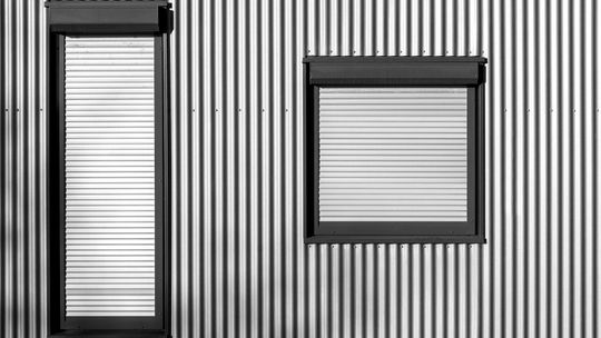 Poradnik: Jak wybrać i zintegrować rolety elektryczne dla zwiększenia komfortu i bezpieczeństwa