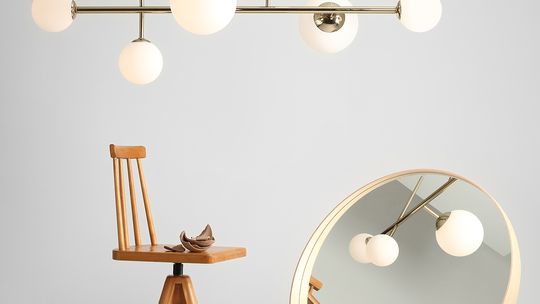 Porównanie lamp do łazienki w kolorze chrom i złotym