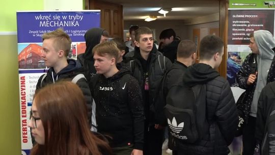 Praca szuka uczniów 