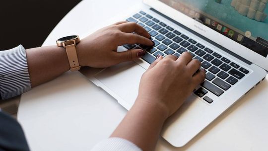 Prawne aspekty wdrożeń oprogramowania: Ochrona kodu i interesów software house'ów