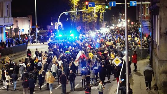 Protesty w Słupsku. Ogromne ilości protestujących na ulicach miasta