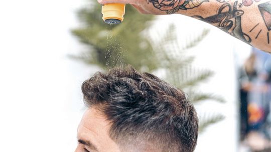 Puder do włosów - czym jest i dlaczego warto go stosować?