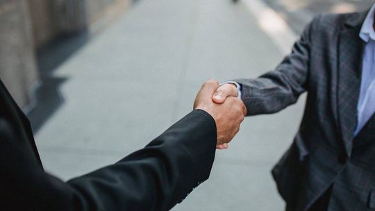 Ratunek dla zadłużonego biznesu: Prawne mechanizmy przywracania płynności finansowej