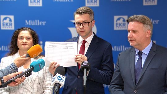 politycy pis na konferencji prasowej w sprawie referendum migracyjnego