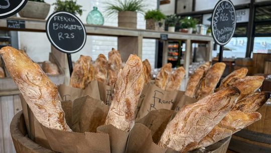 Regał piekarniczy – jak wybrać idealne wyposażenie do piekarni i cukierni?