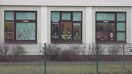 Różowe skrzyneczki w każdej szkole