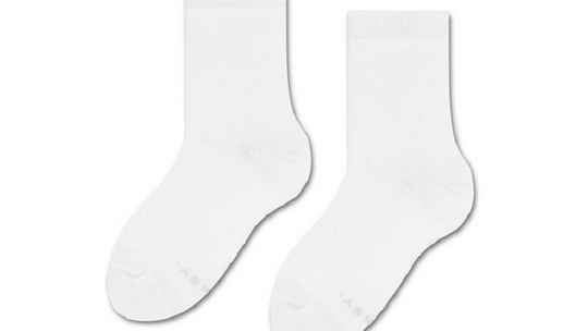 Skarpetki czarne i białe – klasyka na stopach dla dzieci i dorosłych