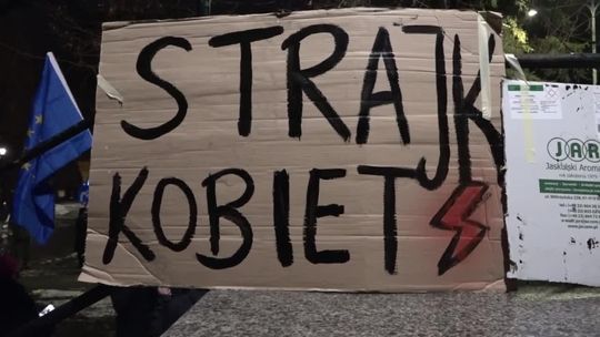 Spontaniczny protest pod biurem posła