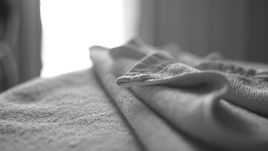 Sposoby na najtrudniejsze plamy na pościeli hotelowej (wino, kawa, makijaż)