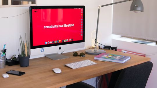 Stół drewniany na wymiar – w jakim domu się sprawdzi? 