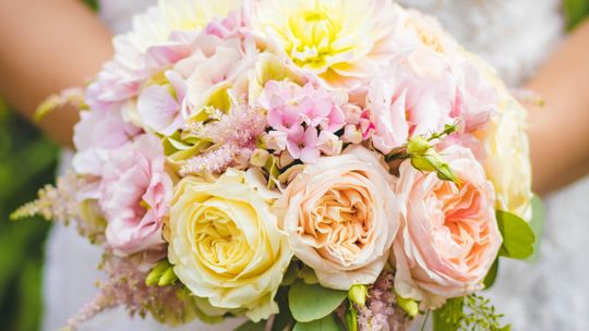 Suknie ślubne plus size, jakie modele wybierać?