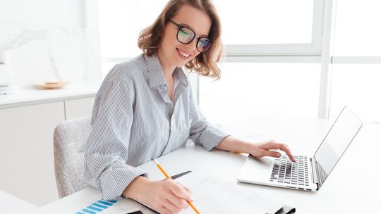 Światło bez odblasków: Zalety okularów z antyrefleksem do komputera