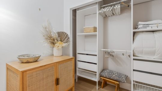 Szafy z szufladami do sypialni – funkcjonalne i stylowe rozwiązanie do przechowywania