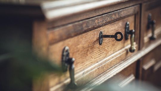 Szyfoniera: Elegancja i Funkcjonalność w Historii Mebli