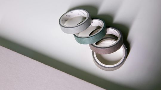 Taśmy ze stali nierdzewnej – praktyczne rozwiązania w przemyśle i domowych zastosowaniach