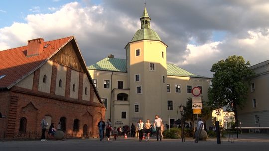 Tłumy w muzeum do nocy