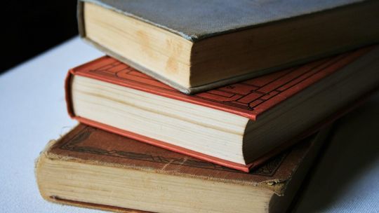 Twarda oprawa książek? idealne rozwiązanie dla publikacji premium