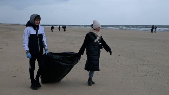 Usteccy uczniowie posprzątali plażę, akcję wsparła PGE Baltica