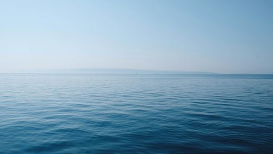 Weekend nad morzem poza sezonem – jak wybrać spokojniejszą bazę blisko plaży?