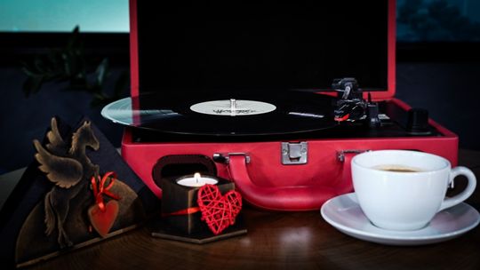 🎶☕ Winyl, kawa i dźwięk – dwie godziny selekcji bez pośpiechu