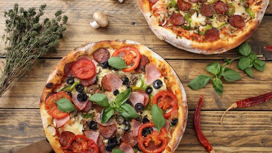 Włoska pizza w domowym piekarniku - przepis i porady