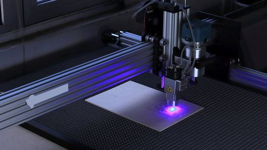 Wybór usługi cięcia laserowego - jak to zrobić dobrze?