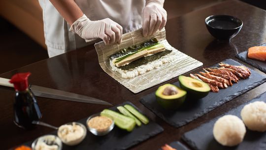 Zawód sushi mastera - technika, niezbędne kursy, szkolenia oraz wynagrodzenie na tym stanowisku